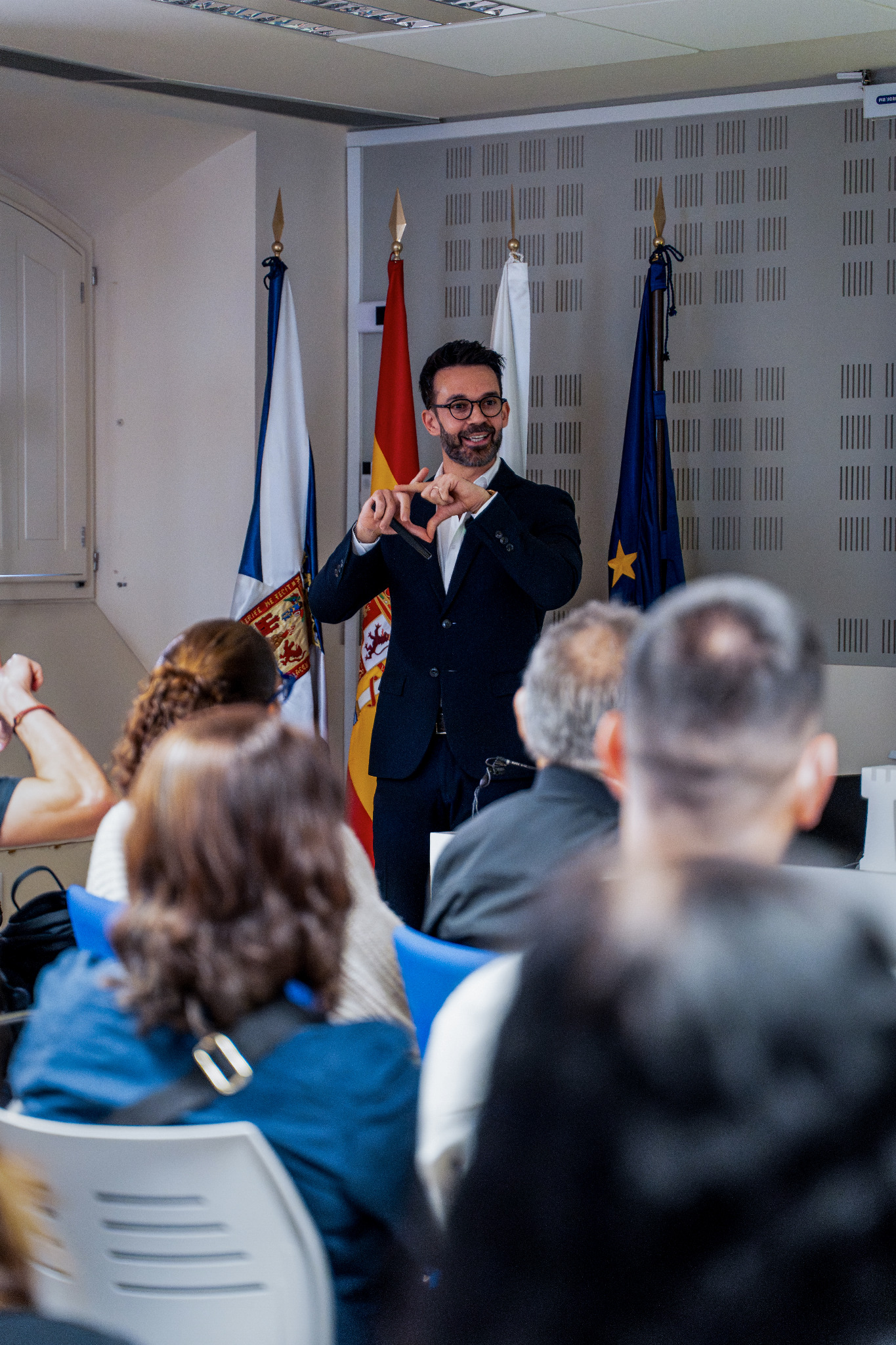 Alberto Ávila explica una idea haciendo un cuadrado con las manos ante el público