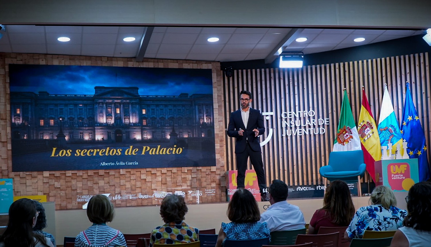 Escenario de Los secretos de Palacio con público asistente