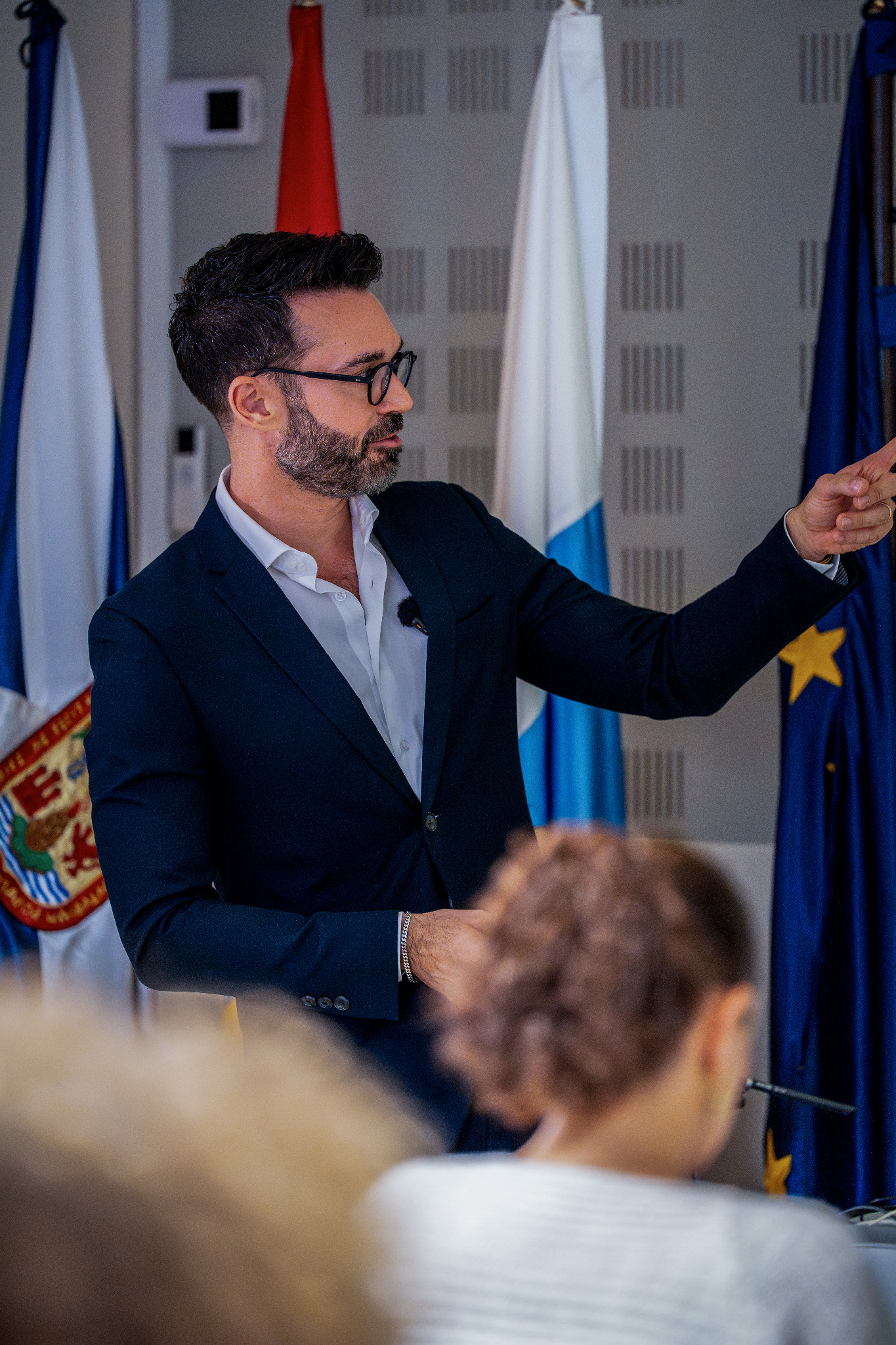 Alberto Ávila interviniendo ante el público